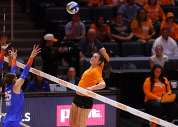 #16 Lady Vols Drop Five-Setter At Home Against Florida