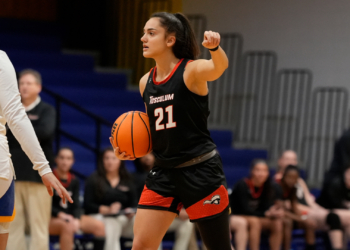 PIONEERS WIN! Garofalo Double-Double Leads To 71-63 Victory At Mars Hill