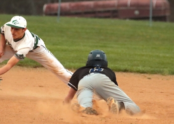 Huskies Hold on to Defeat Buffaloes 7-5