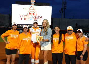 Three Solo Blasts Lead #7 Lady Vols To Series Opening Win Over #25 South Carolina