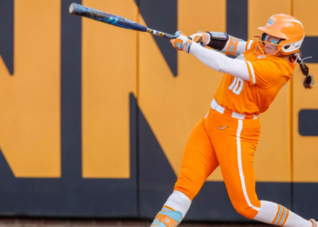 #9 Tennessee Sweeps Kentucky With 10-3 Monday Night Win