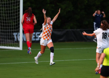 Braces by Simmons, Tsakiris Fuel Opening-Night Victory for #24 Lady Vols
